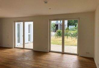 Wohnzimmer mit Vinylboden in Holzoptik - Blick zur Terrasse