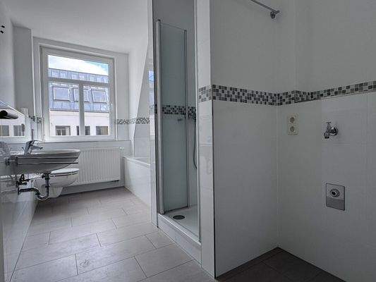 Bad mit Badewanne und Dusche