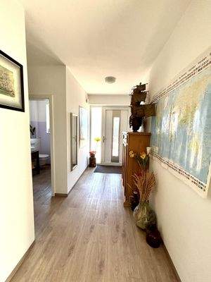 Flur im EG mit Blick auf die Eingangstür