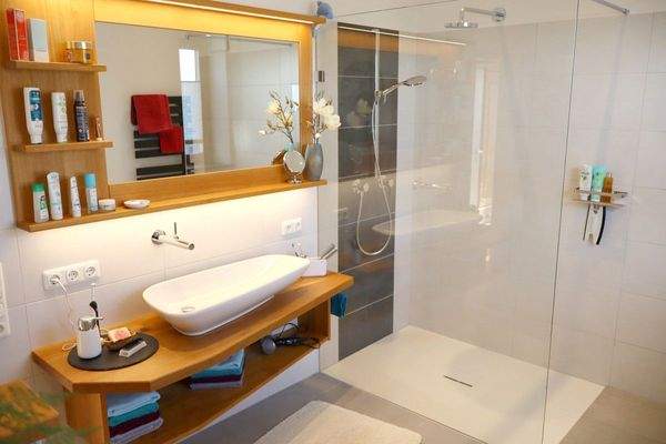 großes Badezimmer EG