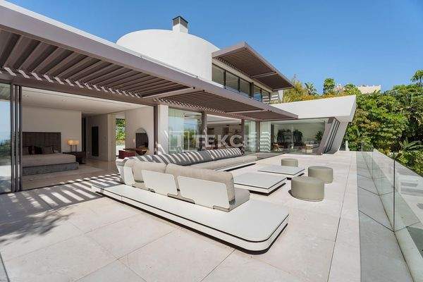 Sea View House with a Spa in Benahavis Malaga