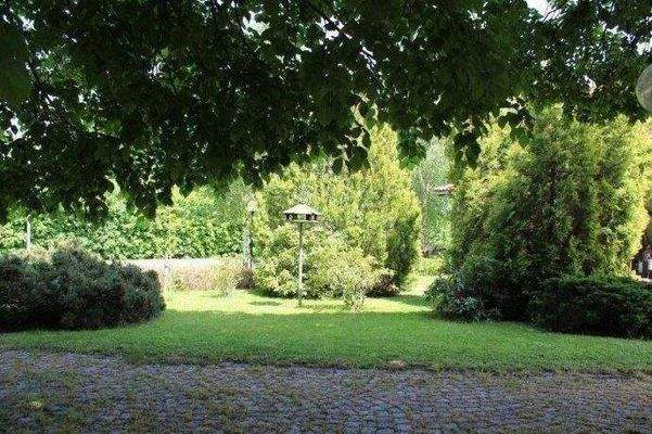 Grünflächen hinter dem Hotel (2)