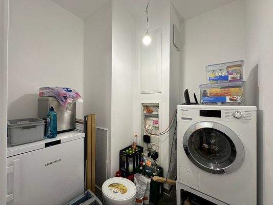 Abstellraum mit Waschmaschinenanschluss