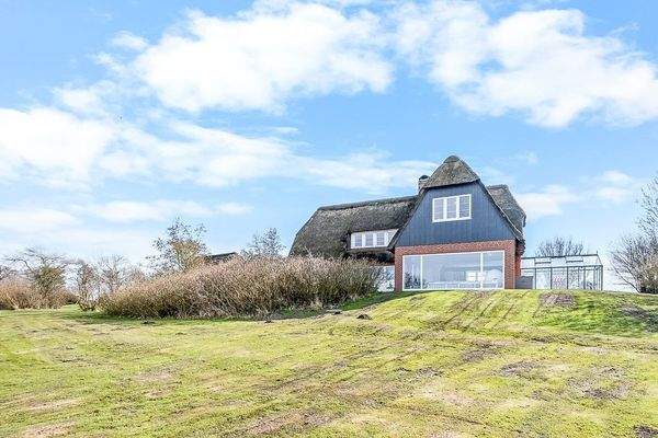 Nordansicht mit großzügigem Garten