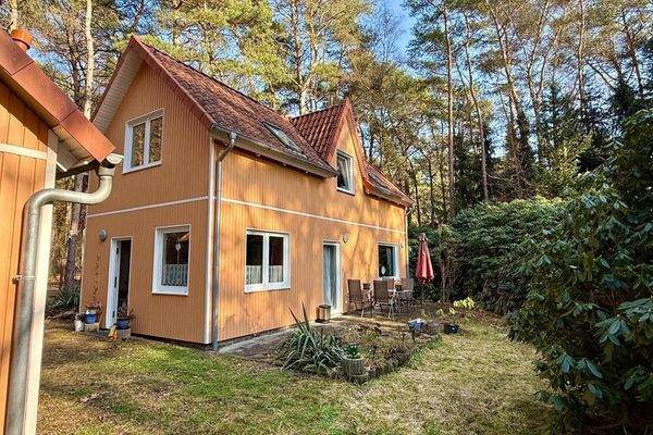 Blick auf das Haus und die Terrasse.