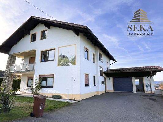 Außenansicht mit Doppelgarage