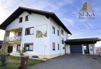 Außenansicht mit Doppelgarage