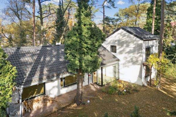 Außenansicht mit zeittypischer Schlichtheit und zurückhaltender Eleganz