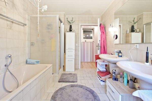 Voll-Bad in der vermieteten EG-Wohnung