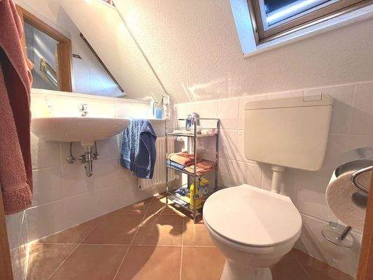 Auch das WC im Spitzboden hat ein Fenster