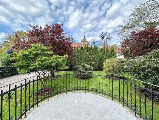 großer Balkon im Hochparterre am Wohnzimmer