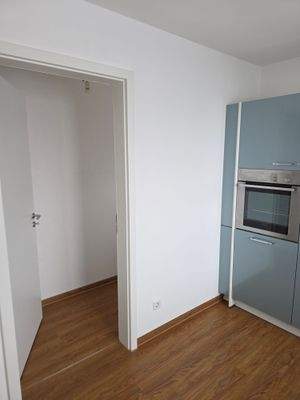 Küche mit Eingang Speisekammer.jpg