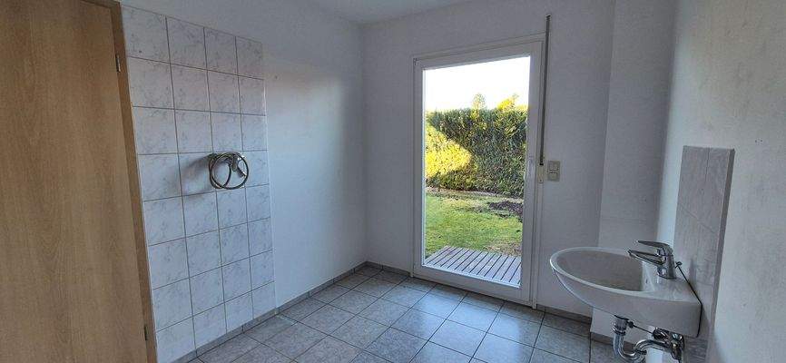 Hobbyraum mit Zugang zum Garten