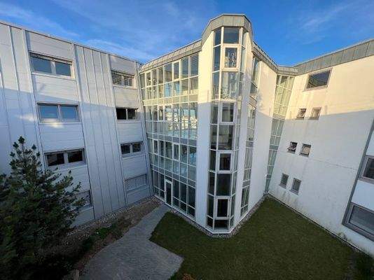 Das gläserne Treppenhaus mit Blick auf PATIO