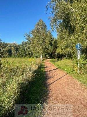 Weg rechts vom Grundstück