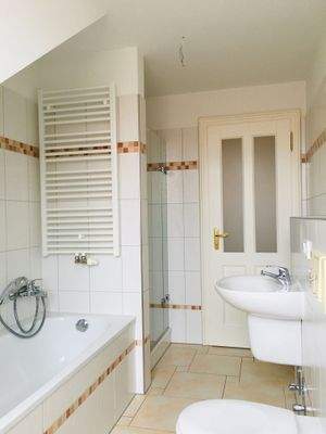 Badezimmer mit Wanne und Duschkabine