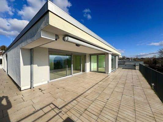 überdachter Bereich mit Markisen