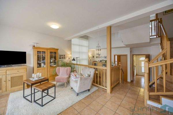 Wohnzimmer mit Blick zu Küche & Essbereich