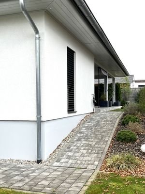 Gepflasterer Weg rund ums Haus 1 b.jpg