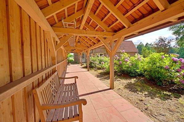 Überdachter Gang zum Haus