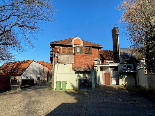 Außenansicht, Blick vom Grundstück