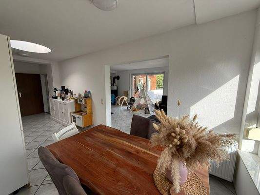 Küche mit Essbereich und Wohnzimmer