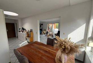 Küche mit Essbereich und Wohnzimmer