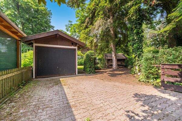 Einzelgarage und Stellplatz