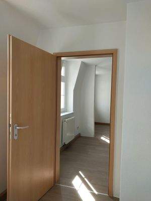 Blick von Küche in den Wohnbereich