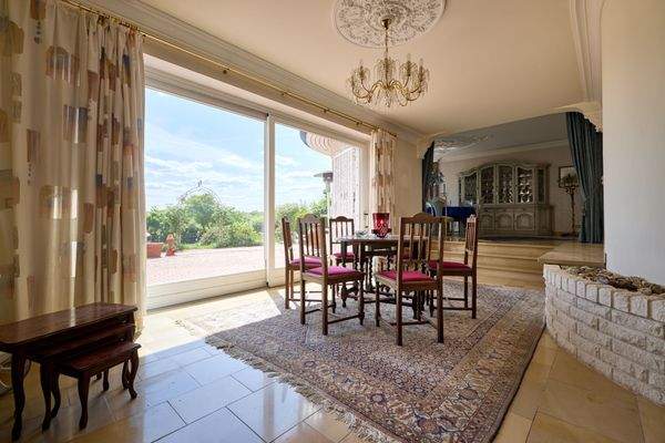 Die großen Schiebetüren verlängern den Wohnbereich bis auf die Terrasse