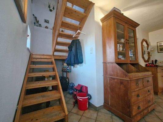 schöne Holztreppe in das OG