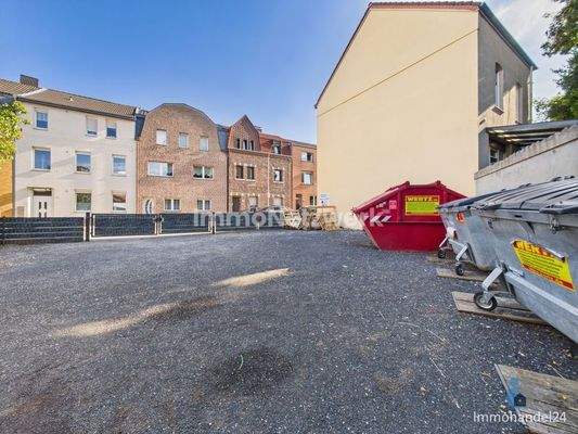 Baugrundstück / Parkfläche rückwärtig