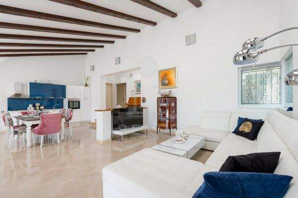 Geräumig und lichtdurchströmt