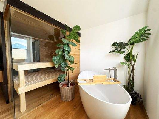 Sauna mit freistehender Badewanne