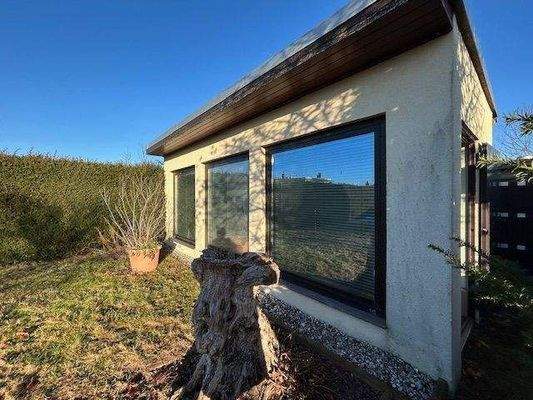 Gartenhaus - Dach mit kleine Photovoltaikanlage