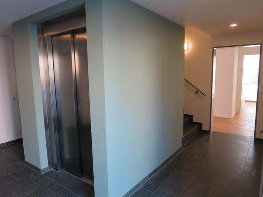 Fahrstuhl/Treppenhaus