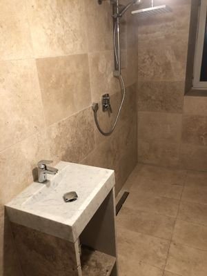 Rainshower-Dusche und WC