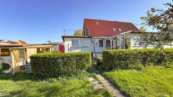 Blick aus dem Garten aufs Haus