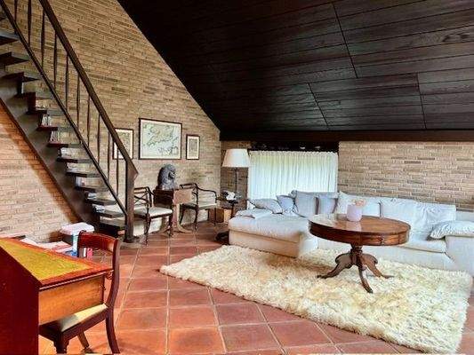 mit Treppenaufgang und