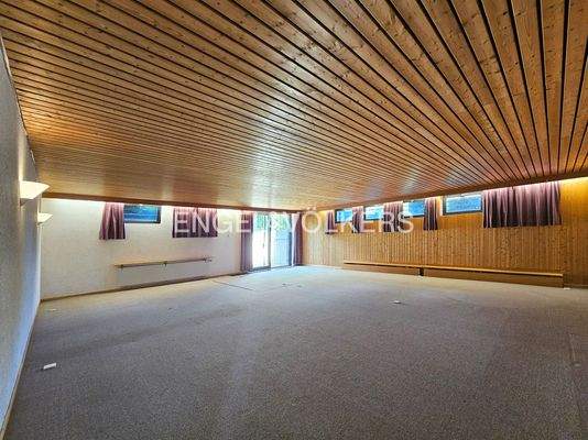 Hobby- oder
 Wellnessraum mit Zugang zur kleinen Terrasse