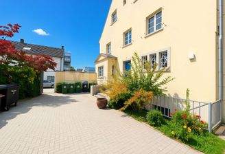 Innenhof KI bearbeitet Werbebild