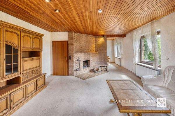 Offene Raumgestaltung mit Kamin