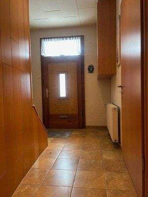 Flur mit Hauseingangstür 