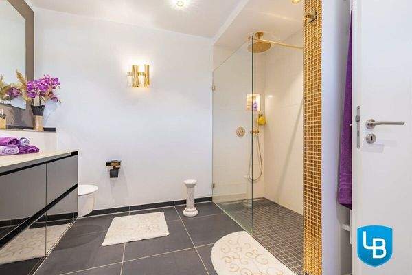 Mit ebenerdiger Dusche