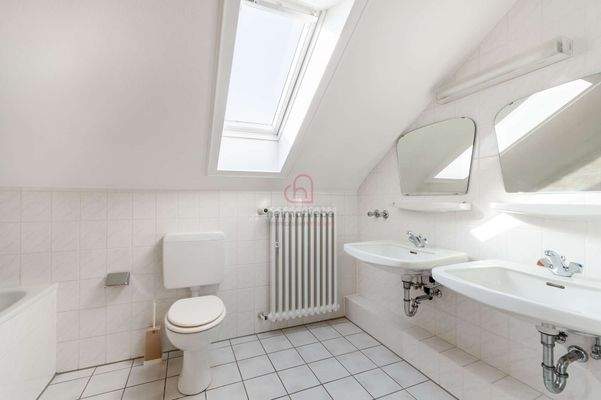Bad im Dachgeschoss