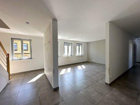 offener Wohnbereich mit Trennwand