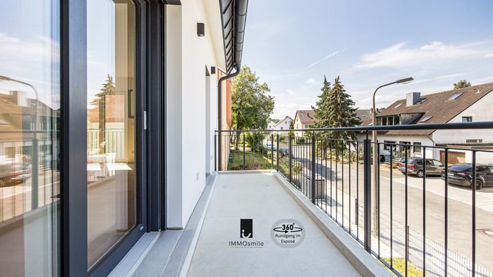 Sonniger ca. 8 m² großer Westbalkon mit weitläufigem Blick