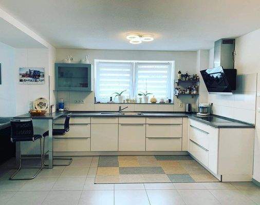 Küche mit Einbauküche