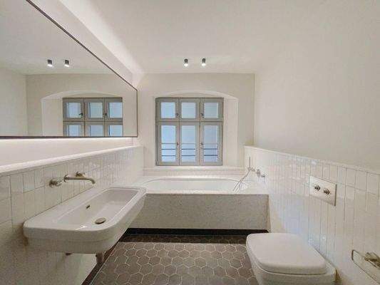 Wannenbad mit Fenster