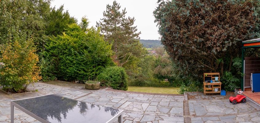 Terrasse mit Blick in den Gartenbereich